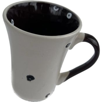 Рисувана чаша за кафе, бяла с черни точици